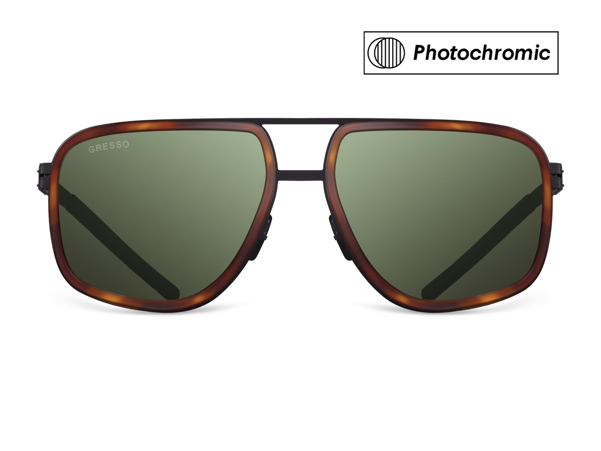 Зеленые мужские солнцезащитные очки-хамелеоны GRESSO Henderson в стиле авиатор, изготовленные из титана, с фотохромными линзами Zeiss #color_зеленый монолит / фотохром