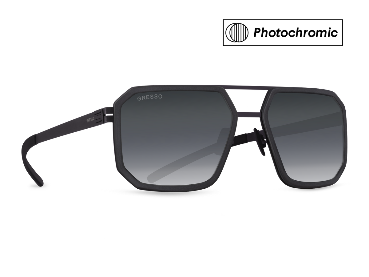 Черные мужские солнцезащитные очки-хамелеоны GRESSO Houston в стиле авиатор, изготовленные из титана, с фотохромными линзами Zeiss #color_серый монолит / фотохром